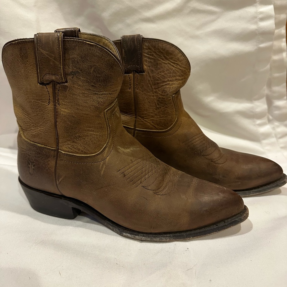 LIKE NEW - Frye “Billy” short western boot